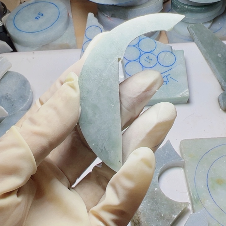 翡翠颈饰未镶嵌翡翠片料