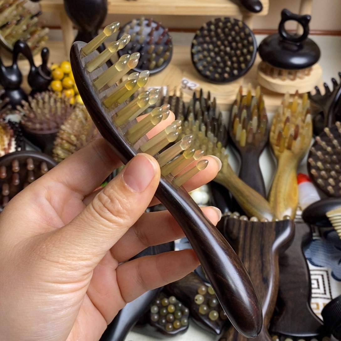 瑕疵紫光檀按摩梳子