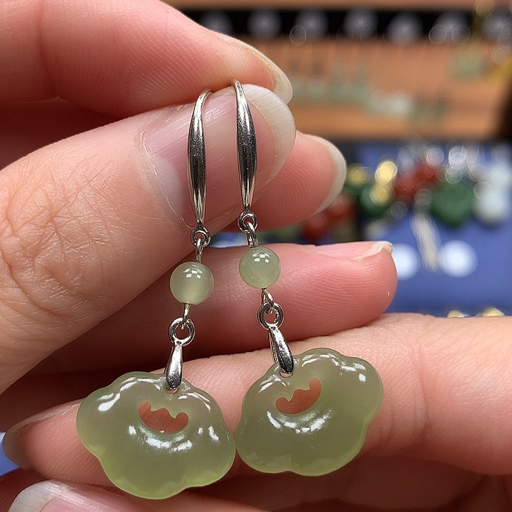 和田玉银S925镶嵌耳饰如意锁晴水色