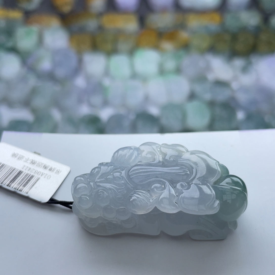 翡翠未镶嵌颈饰貔貅