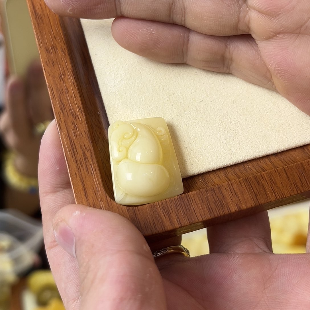 琥珀珠宝奇石未镶嵌