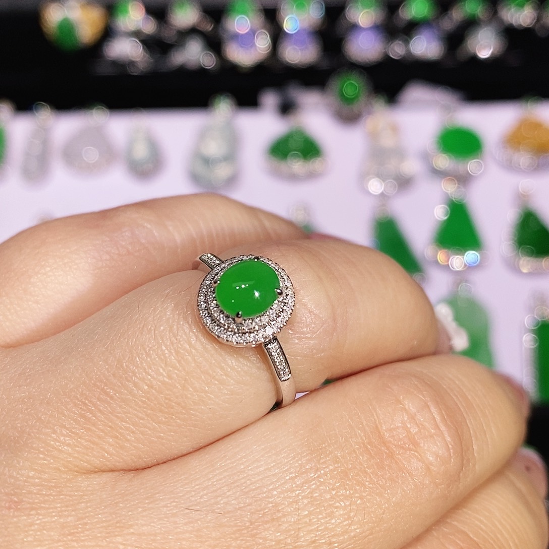 翡翠18K金镶嵌颈饰戒指