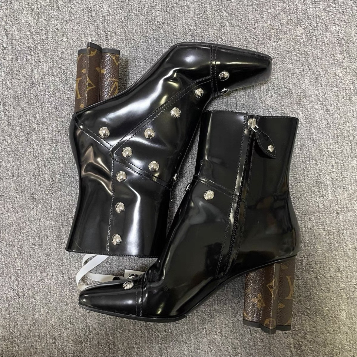 未使用 LouisVuitton/路易威登 黑色方头铆钉粗跟老花中筒靴微暇