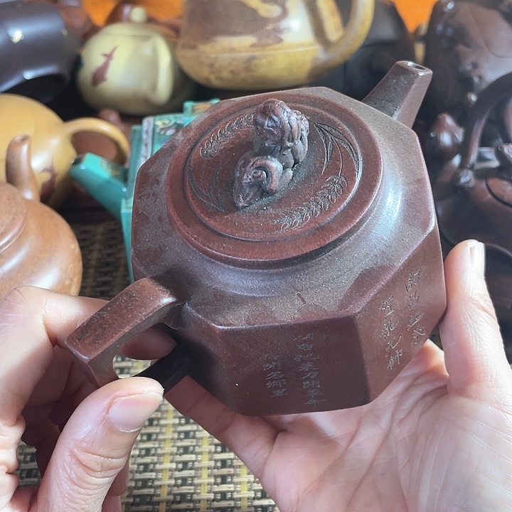 紫砂茶壶原矿泥料手工制作的紫砂壶。