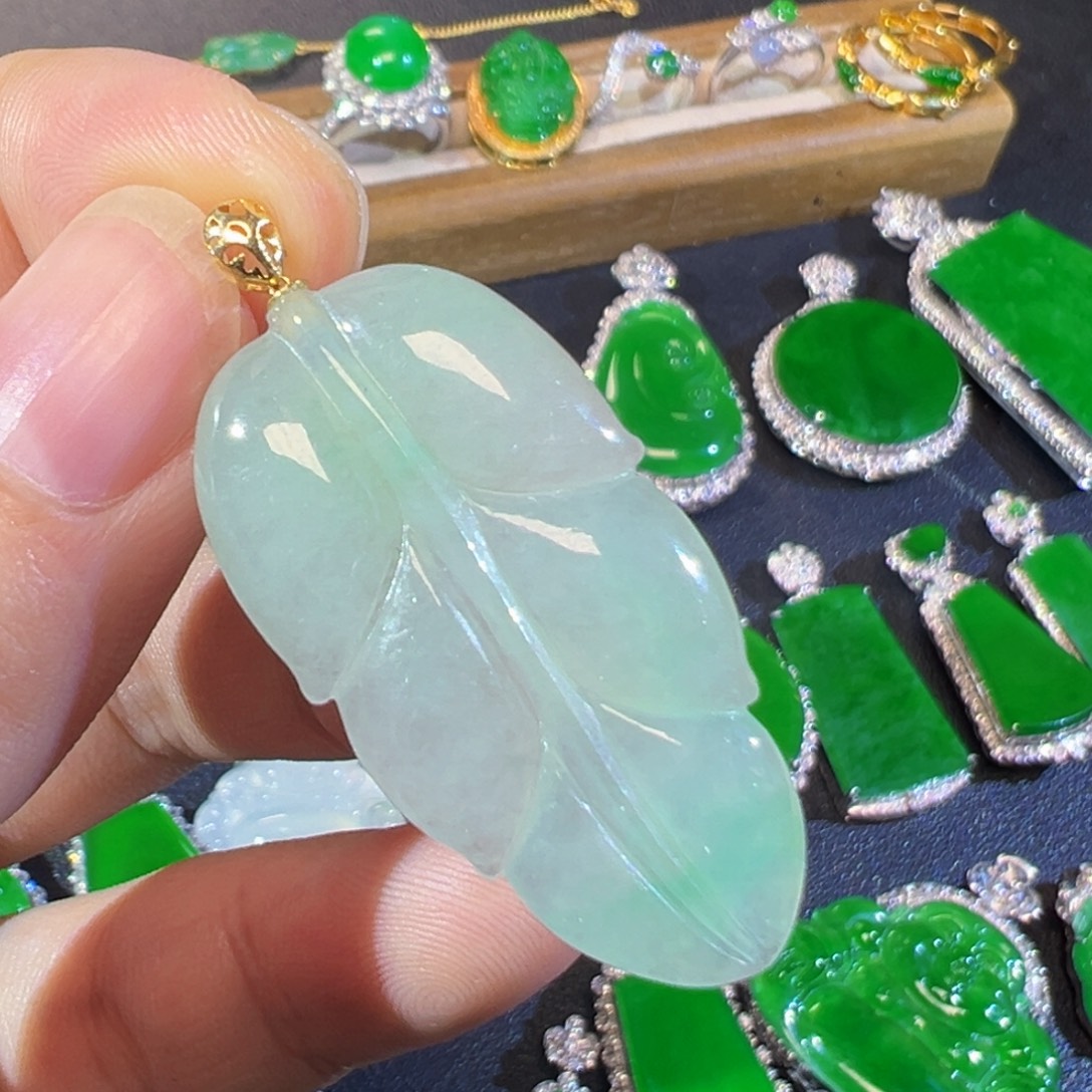 翡翠18K金镶嵌颈饰