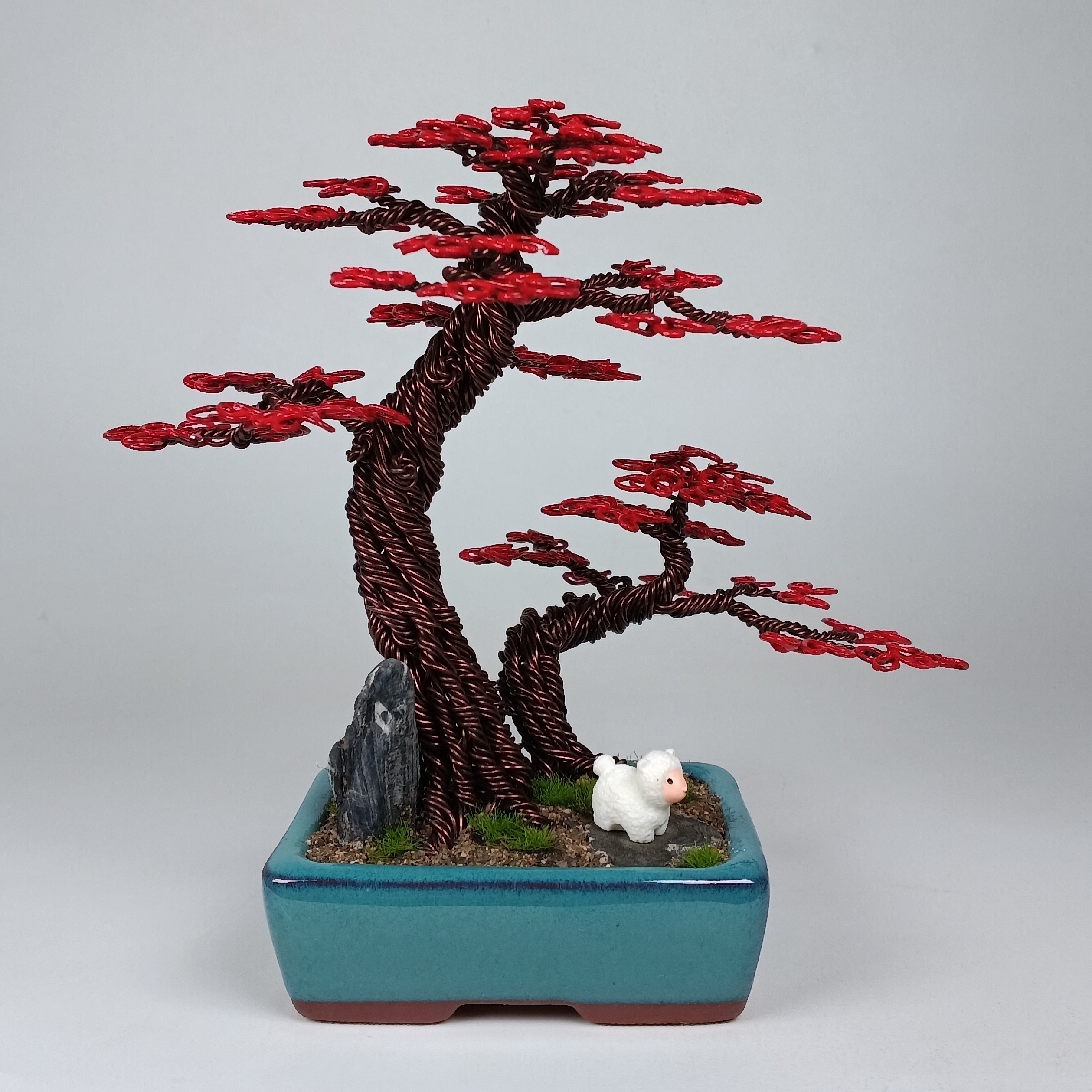 长16厘米，宽12厘米，高15.5厘米，材质树铝丝，紫砂花盆。