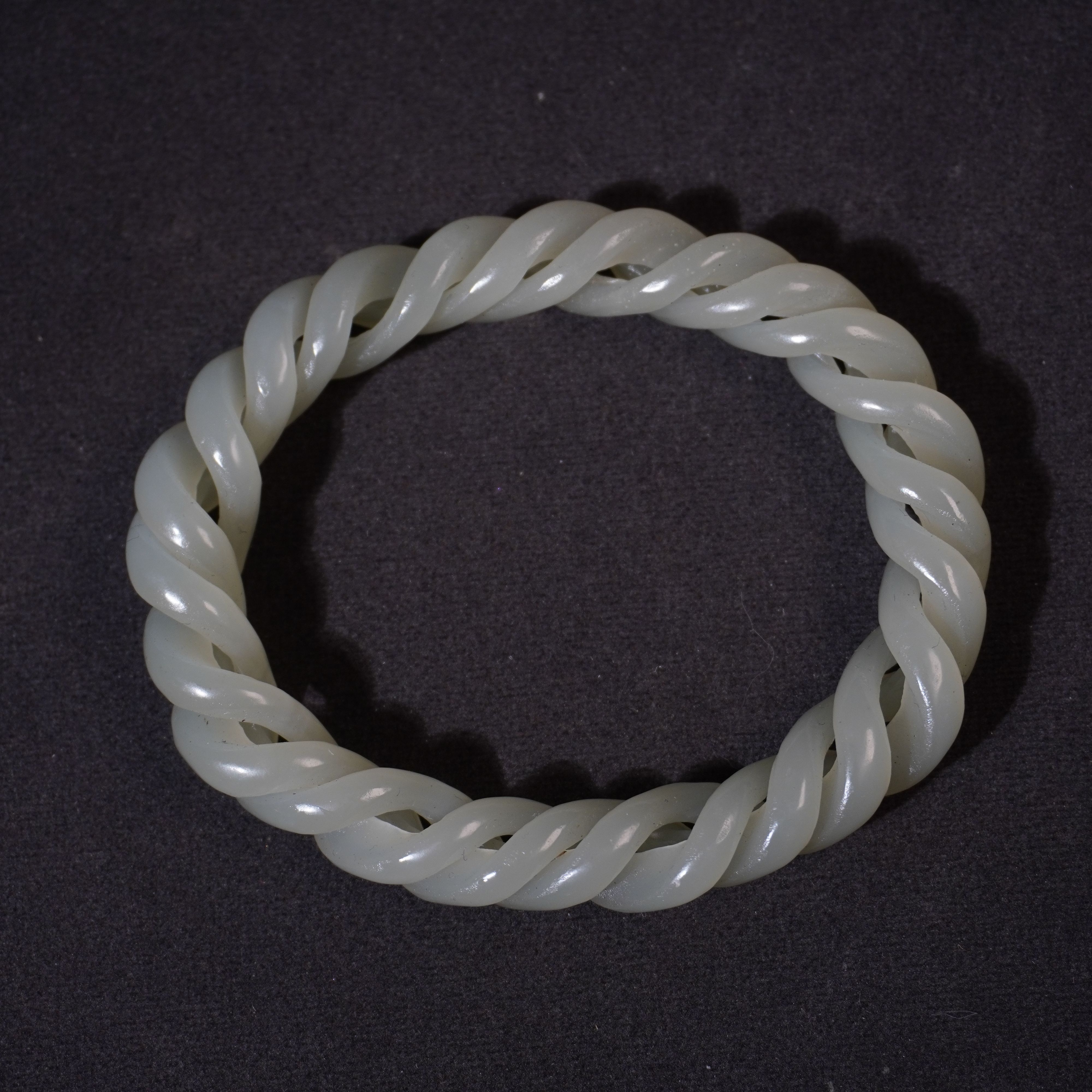 75G2    清     和田玉绞丝贵妃镯   60圈口