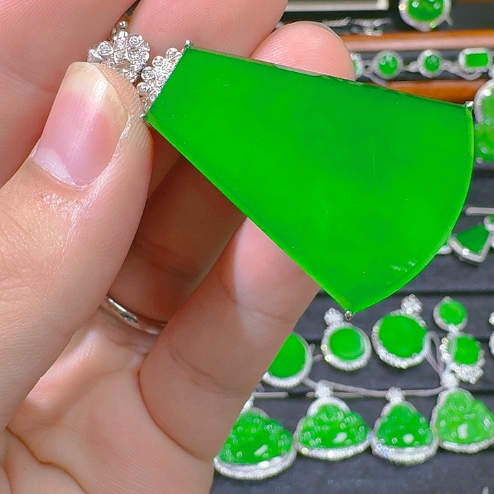 翡翠吊坠(赠链)18K金镶嵌L*翡翠