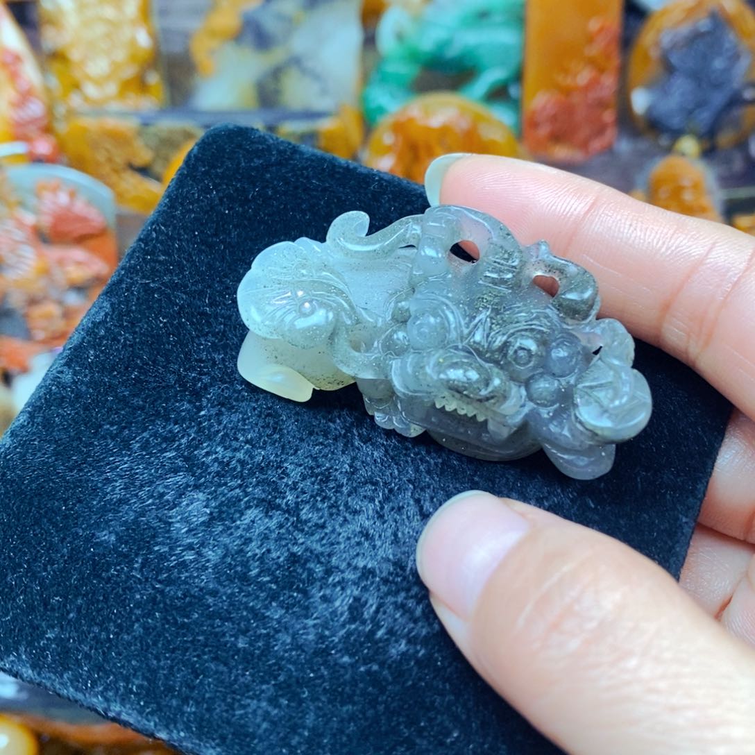 未镶嵌石英质玉（黄龙玉）颈饰