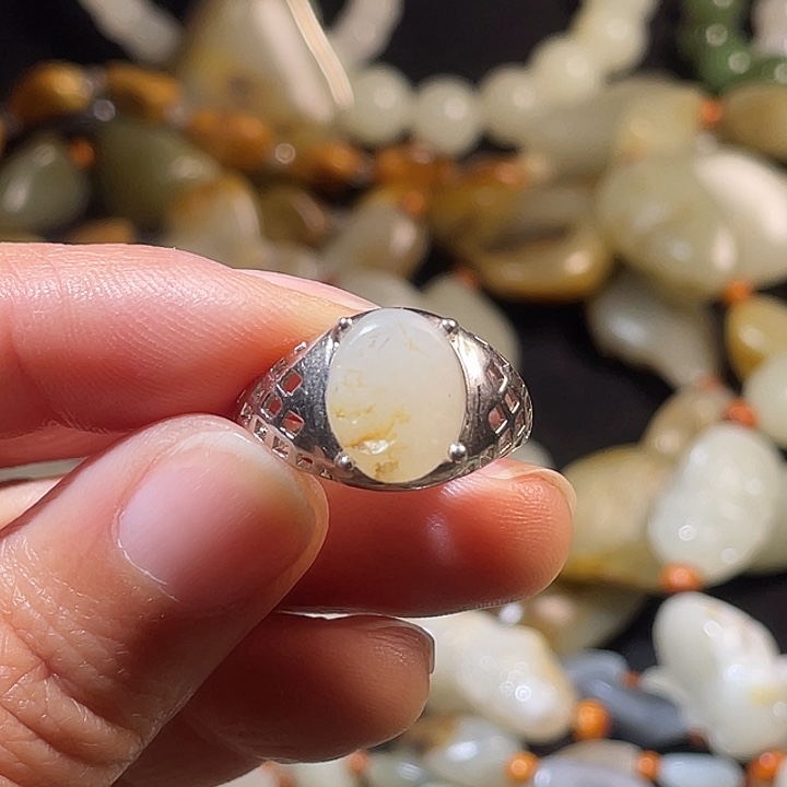 未镶嵌戒指和田玉