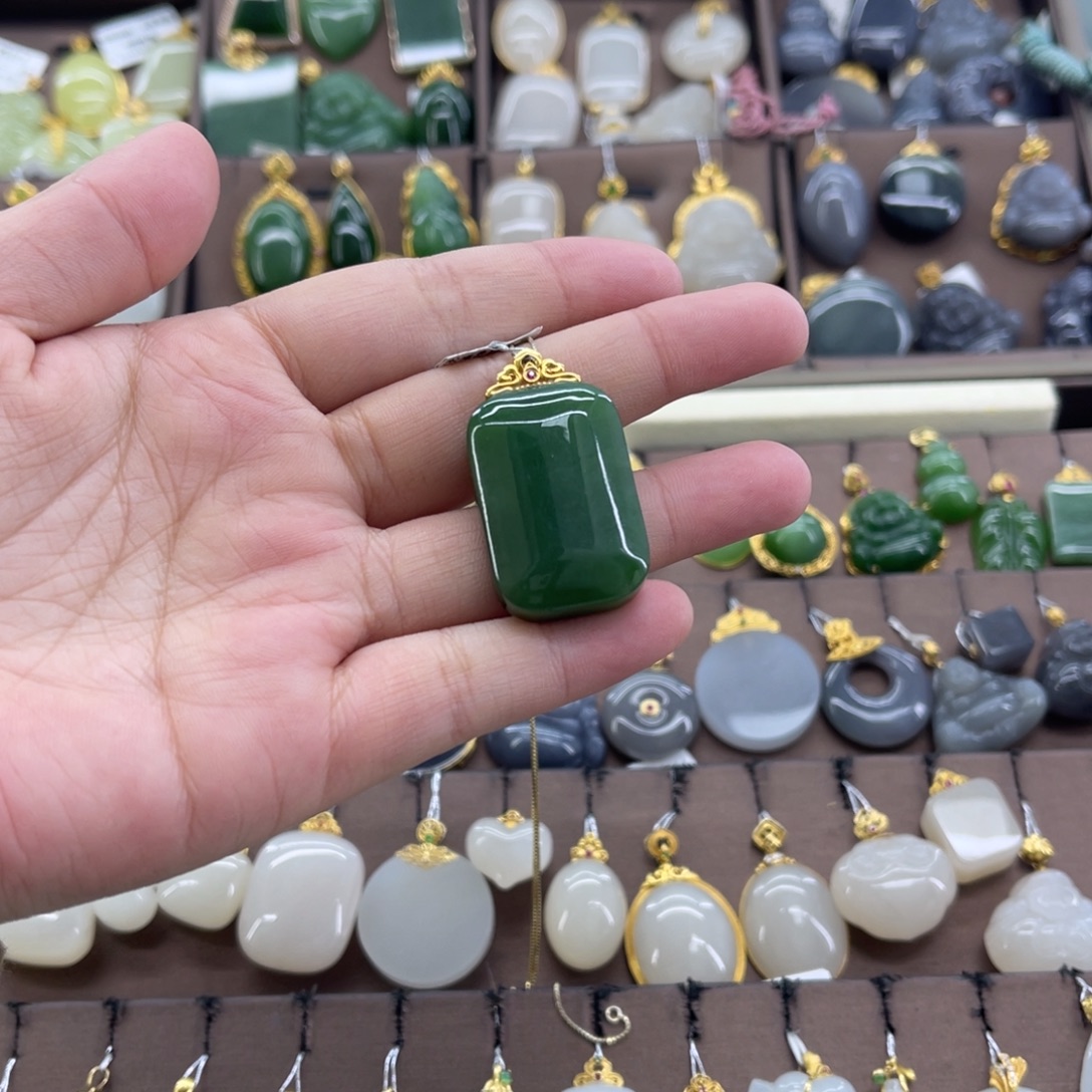 和田玉18K金镶嵌吊坠(赠链)