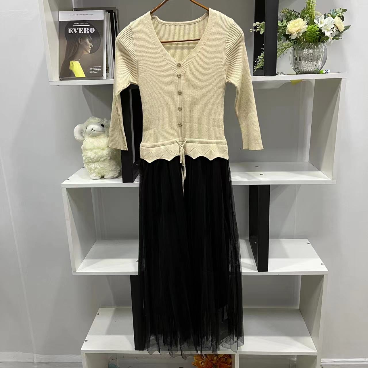 LZ5024【春季新款 轻奢定制】时尚V领杏色单排扣抽绳网纱毛衣裙