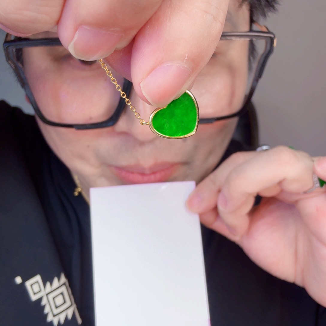 翡翠未镶嵌颈饰一件