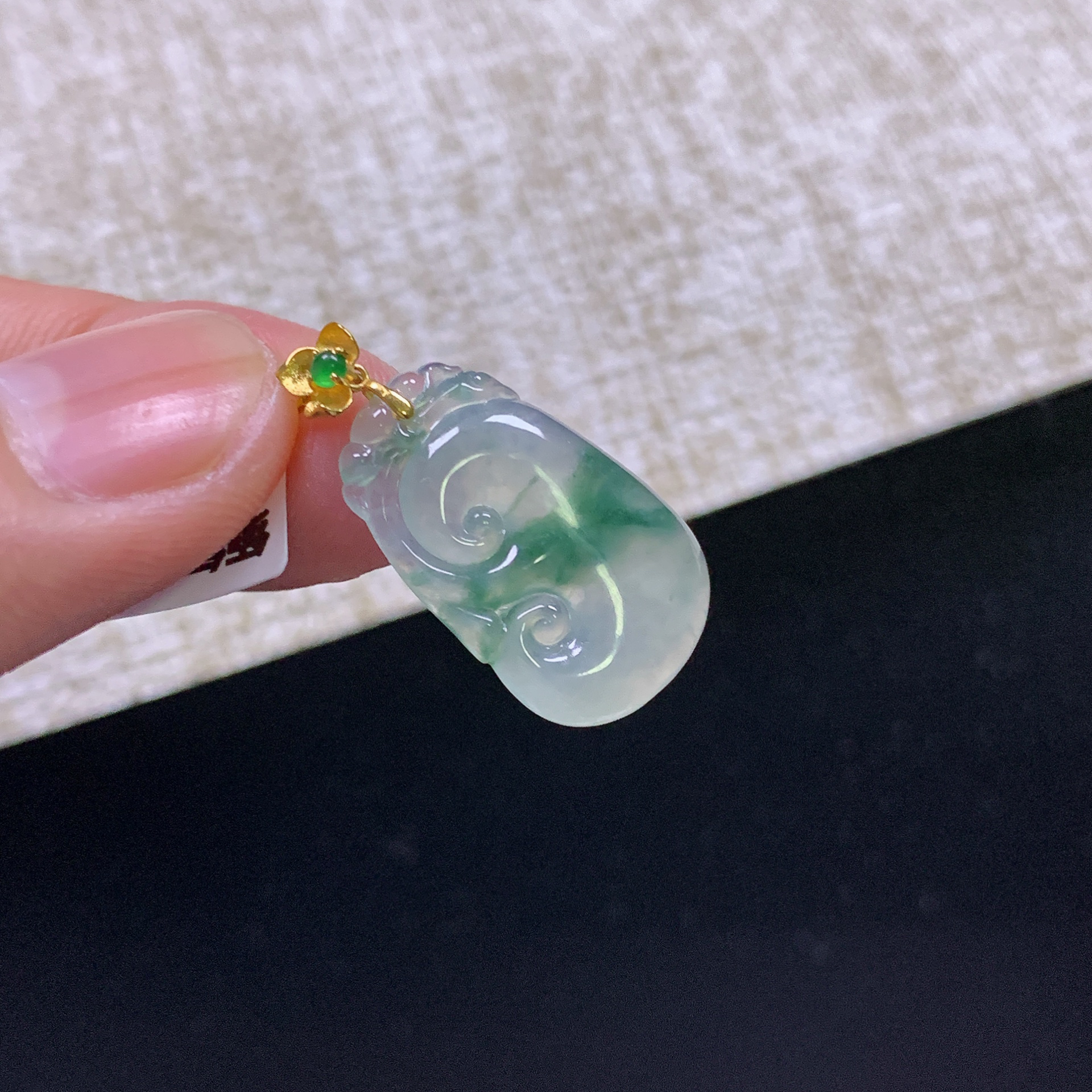 缅甸天然A货翡翠18k金镶嵌冰种飘绿如意吊坠27.4x13.4x3