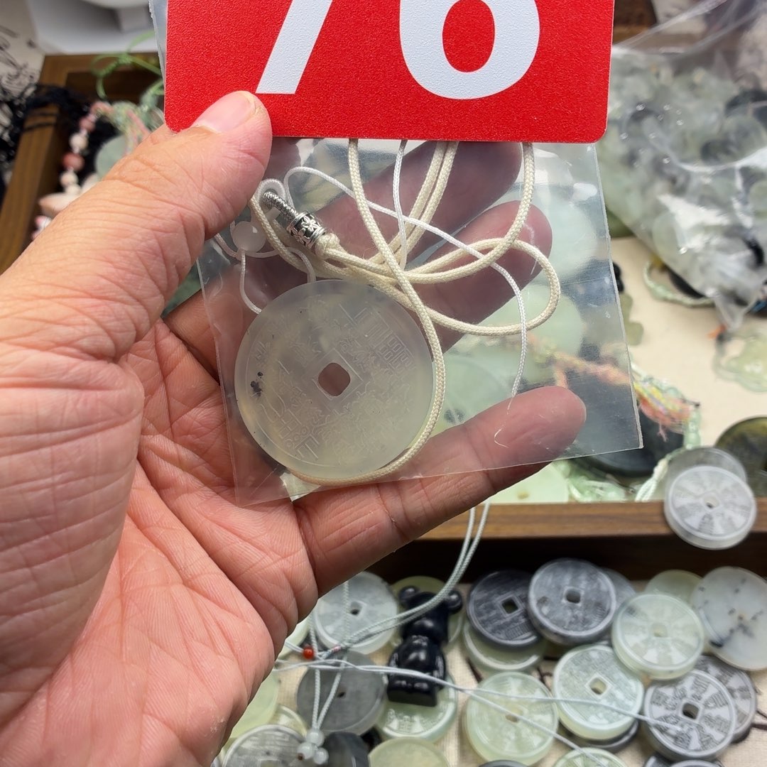 天***蓝蛇纹石玉合金吊坠