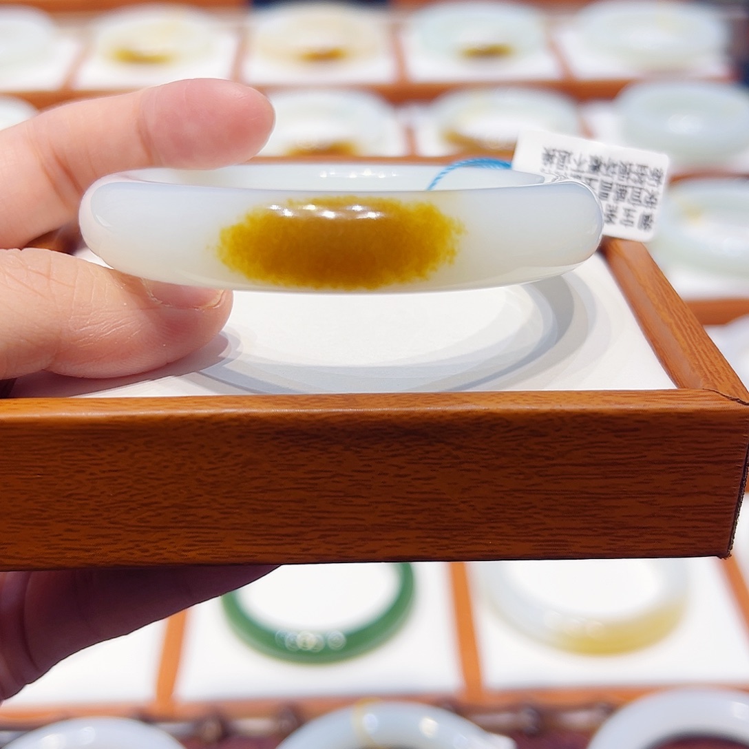 和田玉未镶嵌手镯一口糖5556