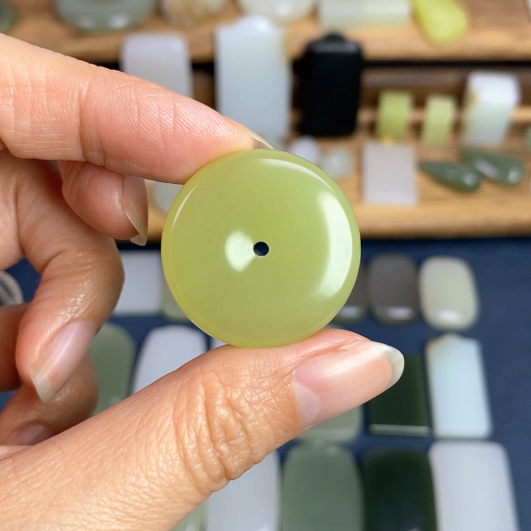 全***司和田玉未镶嵌颈饰