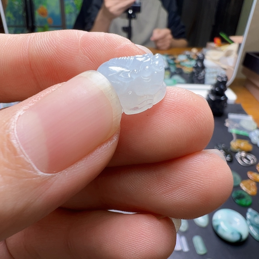 翡翠未镶嵌颈饰挂件