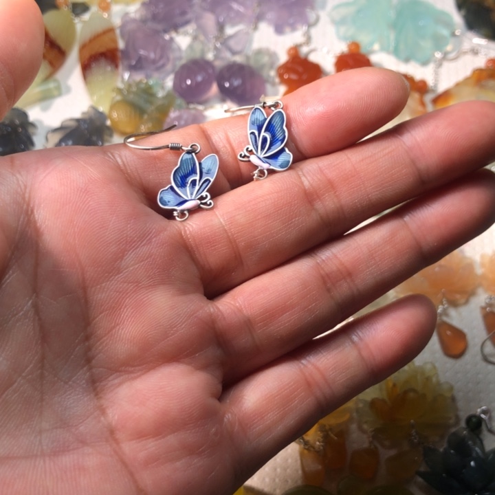 余***就蛇纹石玉未镶嵌耳坠