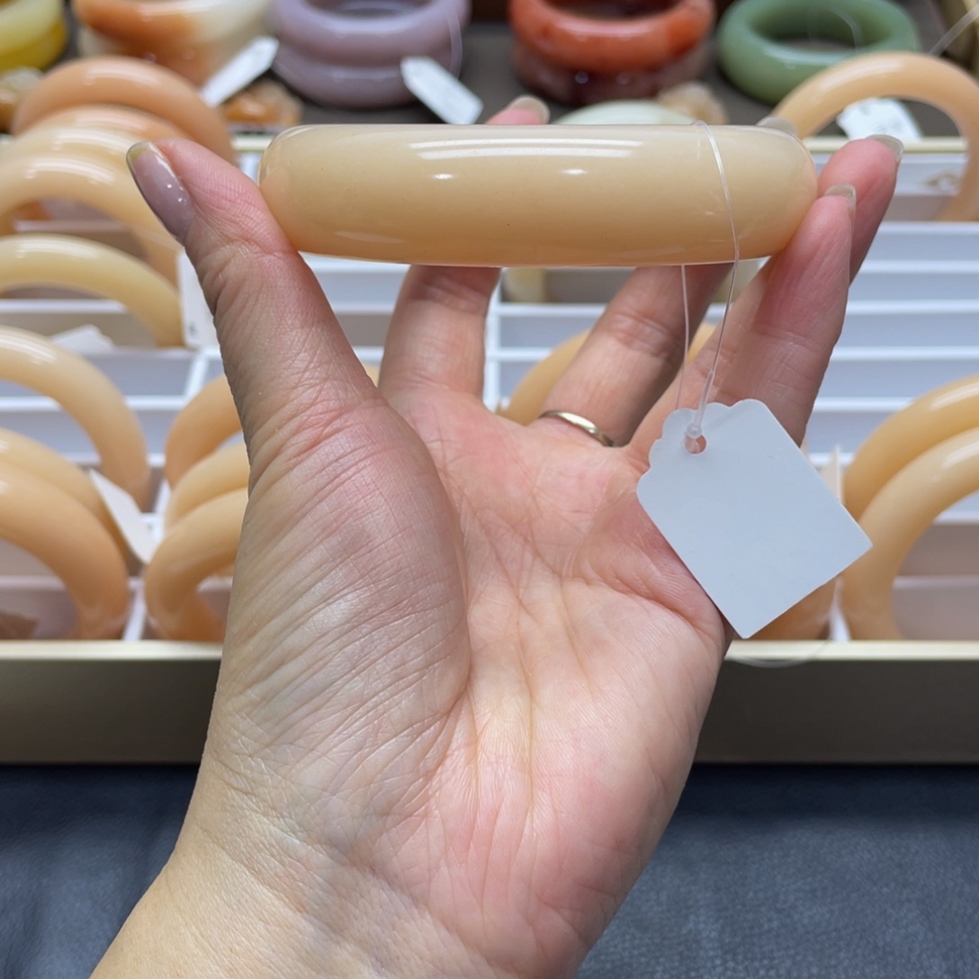 石英质玉手镯未镶嵌我****?