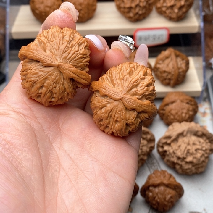 核桃把件，****。白狮子核桃