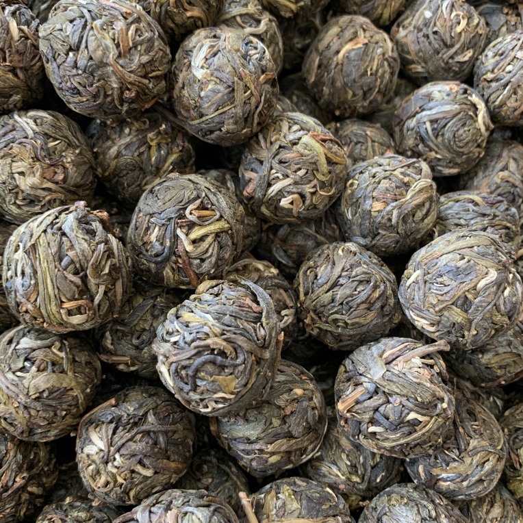 云南普洱茶生茶古树龙珠