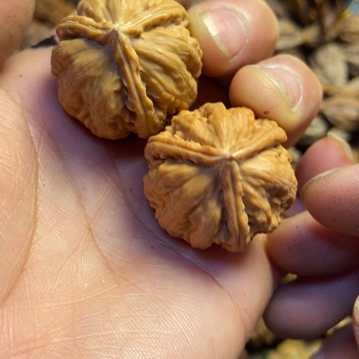 桃核吊坠有点尖伤138