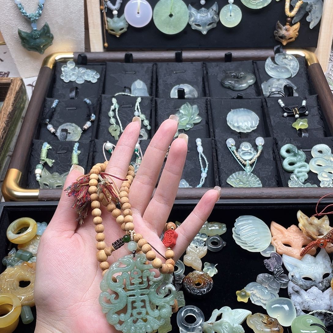 蛇纹石玉未镶嵌颈饰