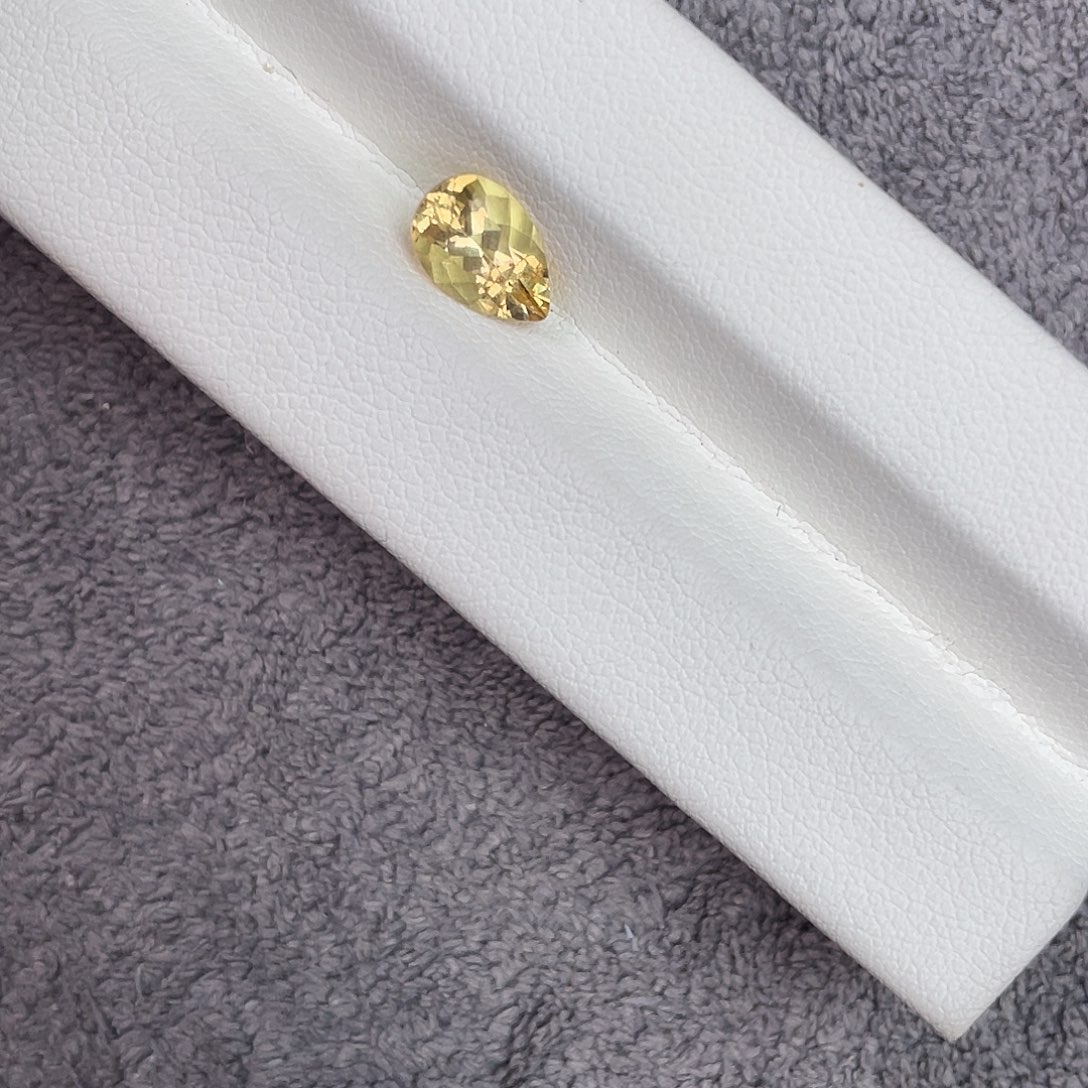 绿柱石裸石未镶嵌1.46Ct。  