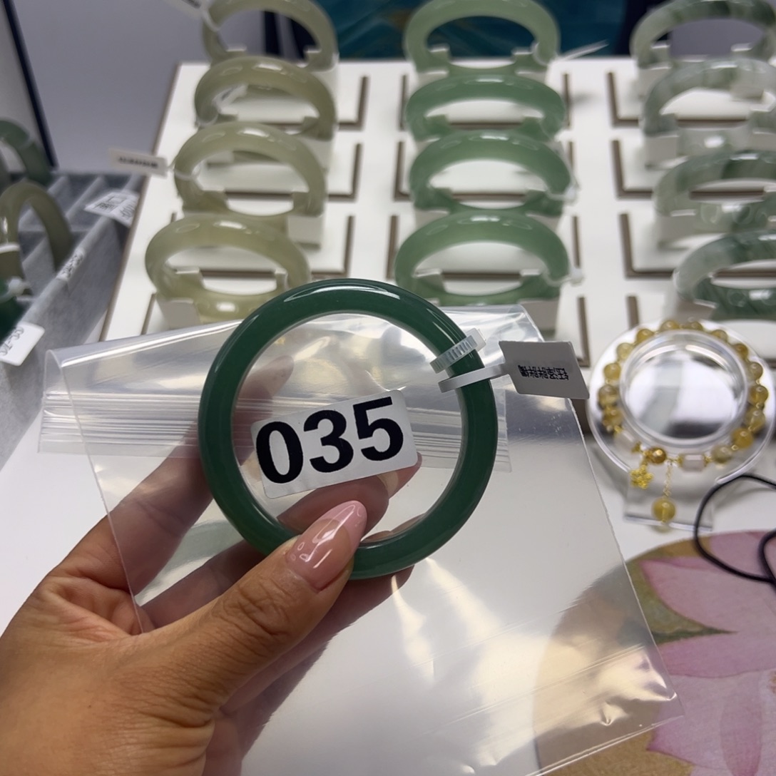 星***雨石英质玉未镶嵌手镯