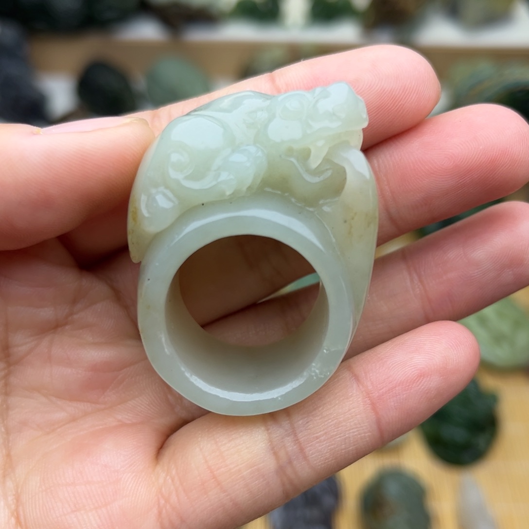 和田玉颈饰未镶嵌有裂