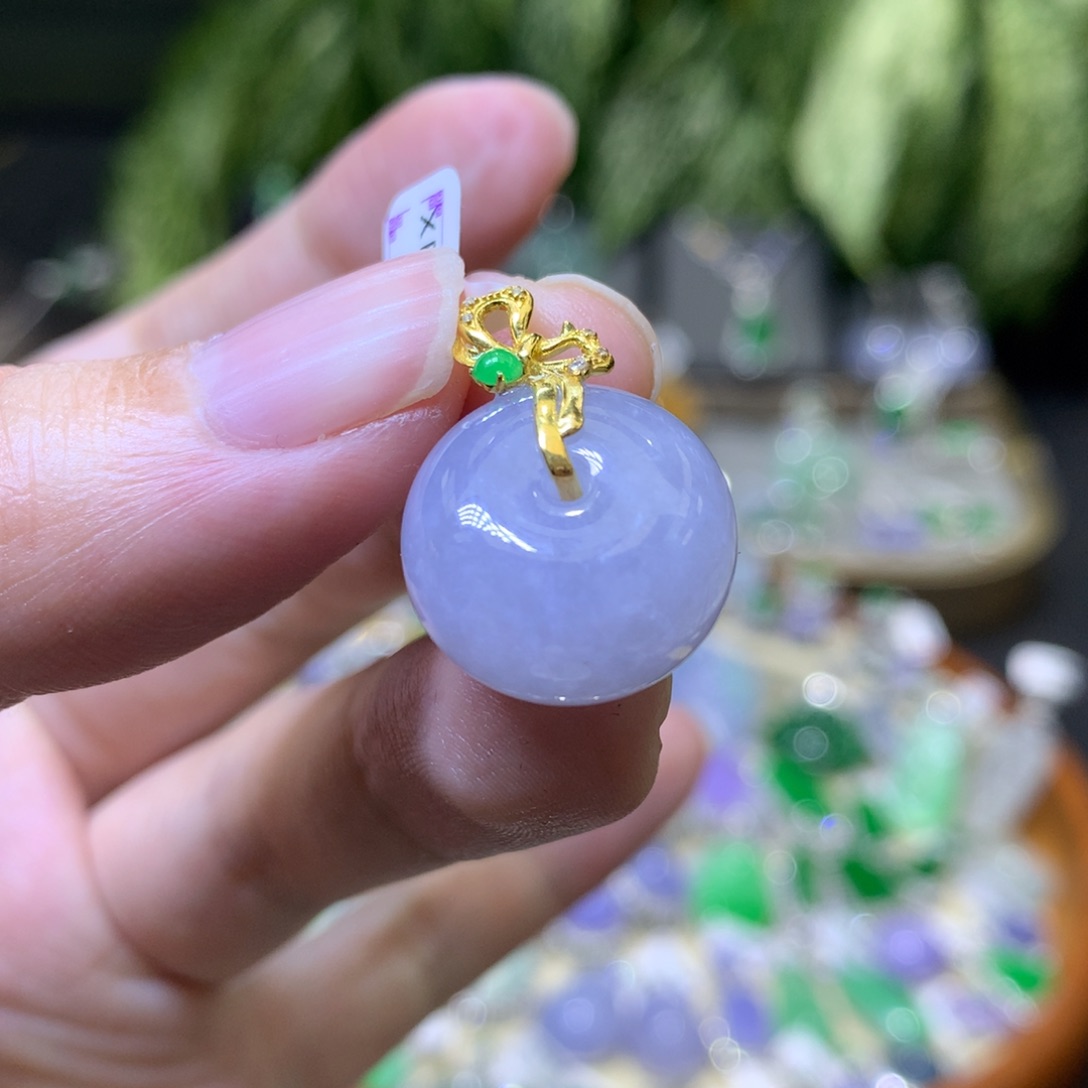 颈饰18K金镶嵌翡翠