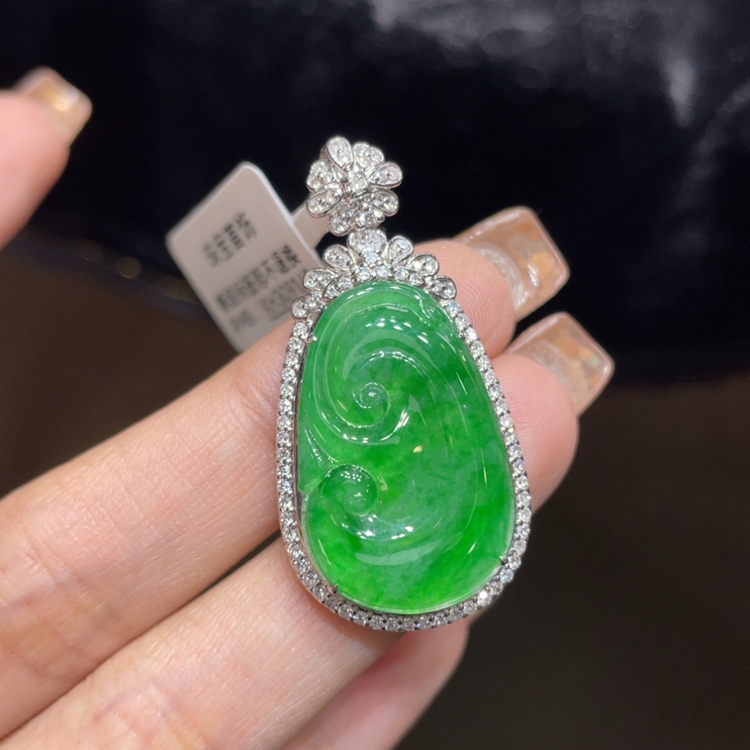 翡翠颈饰18K金镶嵌天然缅甸翡翠