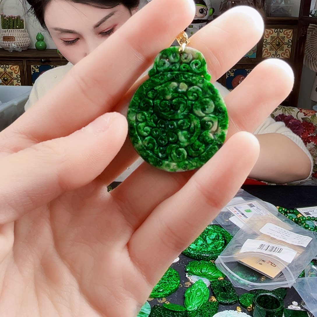 颈饰18K金镶嵌翡翠多样性