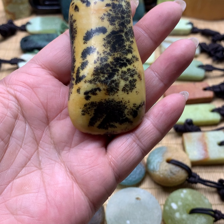 蛇纹石玉颈饰未镶嵌扣****)