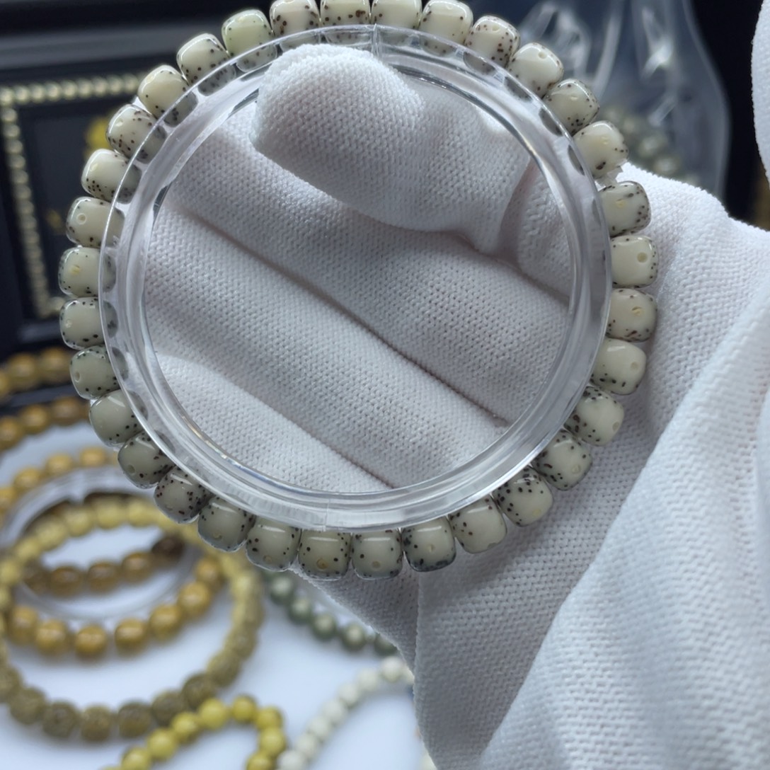 吊坠星月菩提01      7绿包白大眼睛