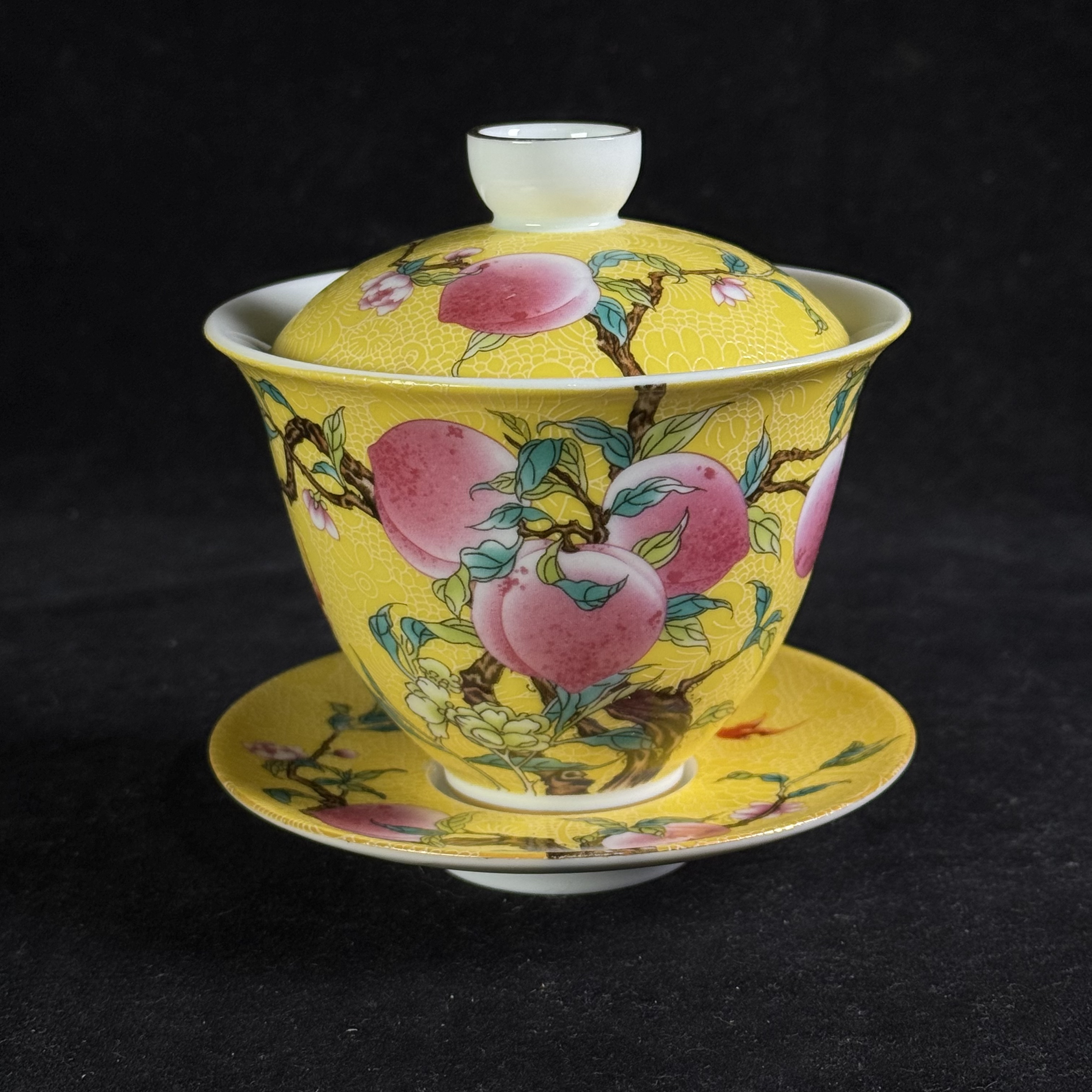 M黄地粉彩寿桃纹三才盖碗