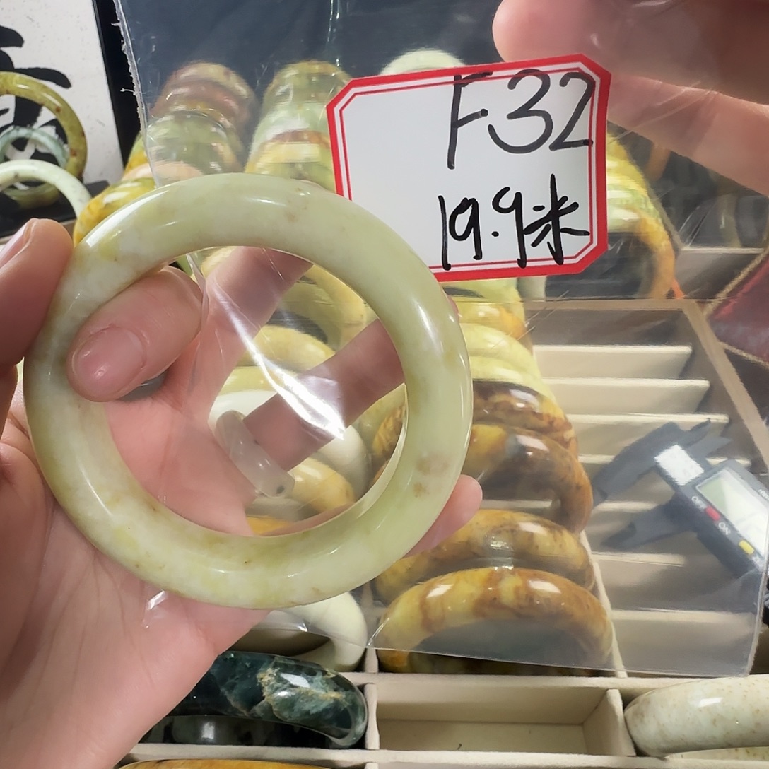 䒕****蛇纹石玉合金手镯