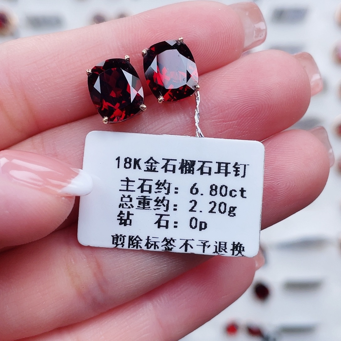 18K金镶嵌耳饰石榴石