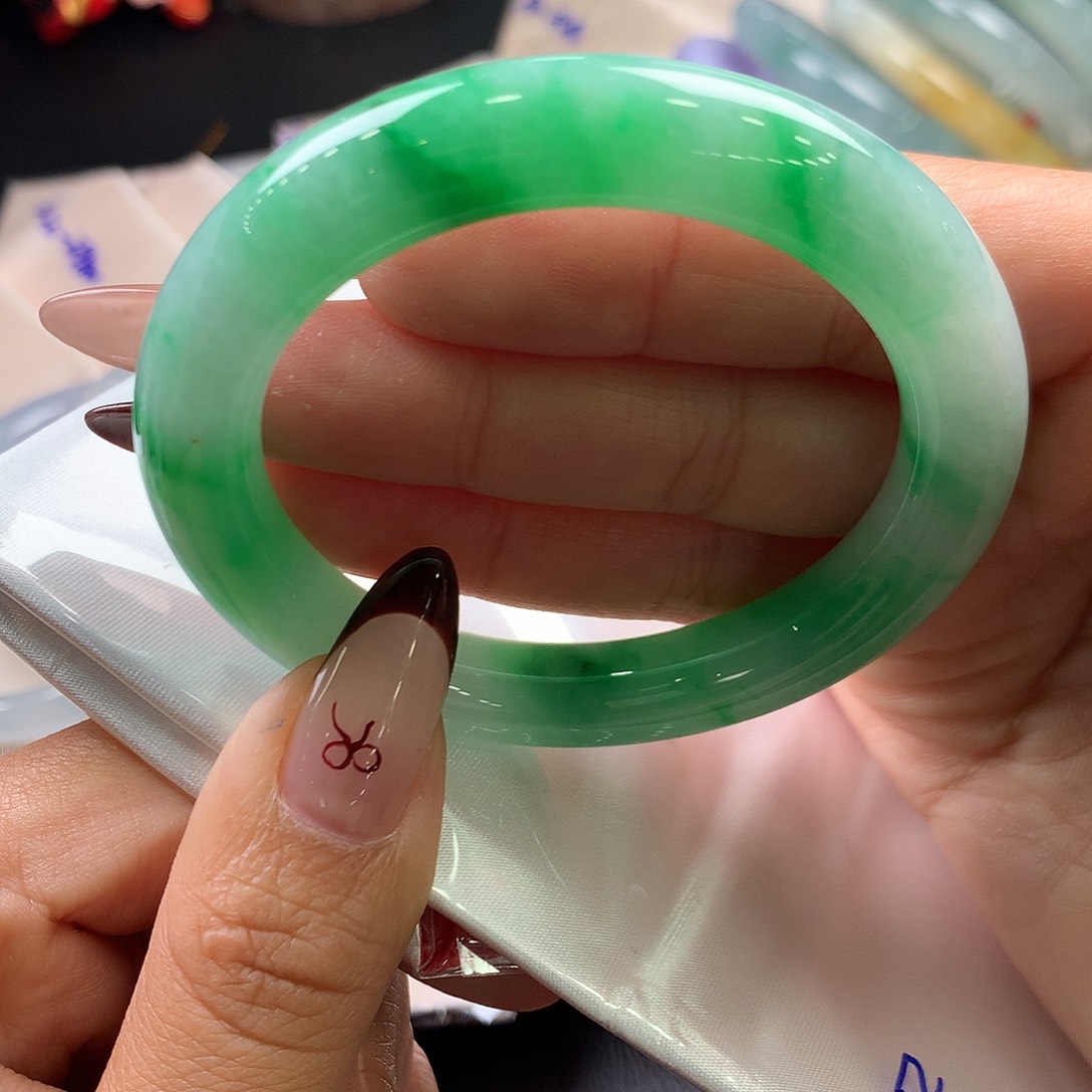 翡翠未镶嵌手镯（圆镯）19号冰胶阳绿