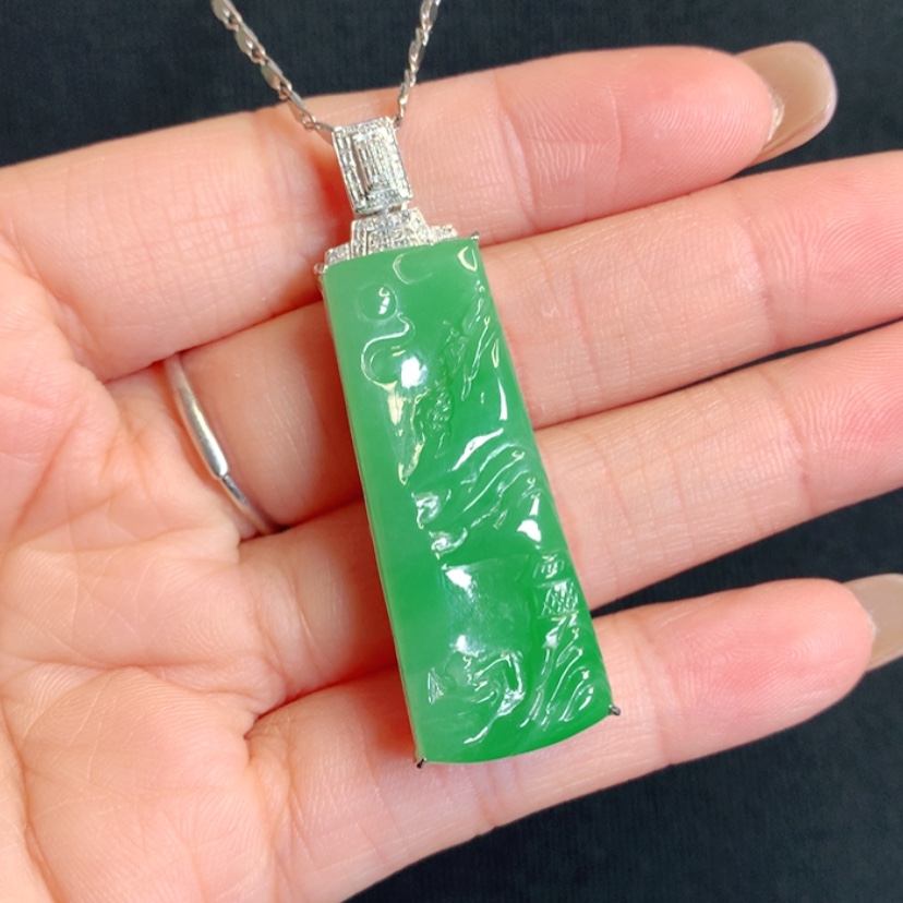 【闪购商品】颈饰18K金镶嵌翡翠山水牌
