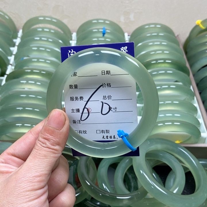 未镶嵌蛇纹石玉手镯两*?