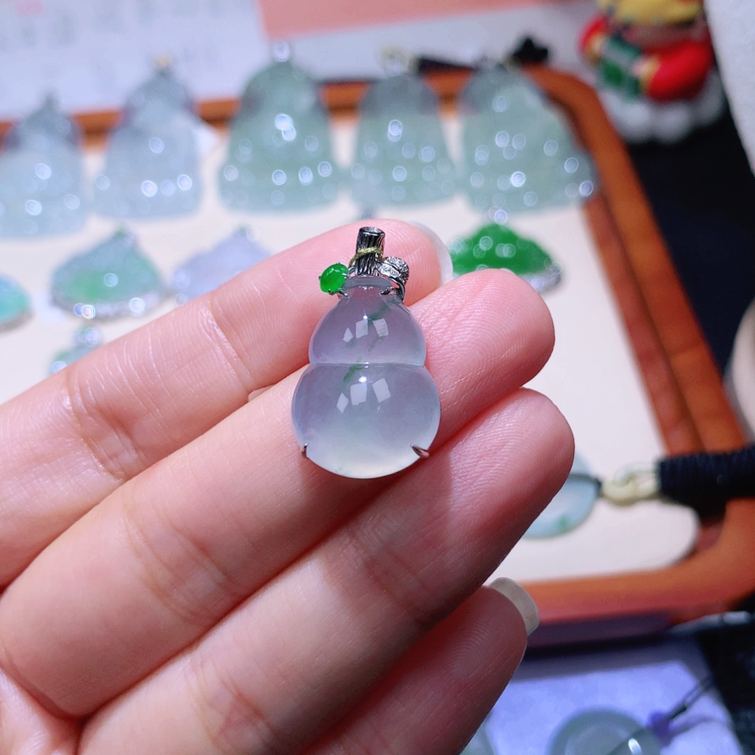 颈饰18K金镶嵌翡翠葫芦