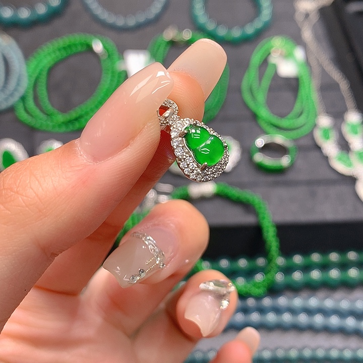 翡翠颈饰未镶嵌。。。