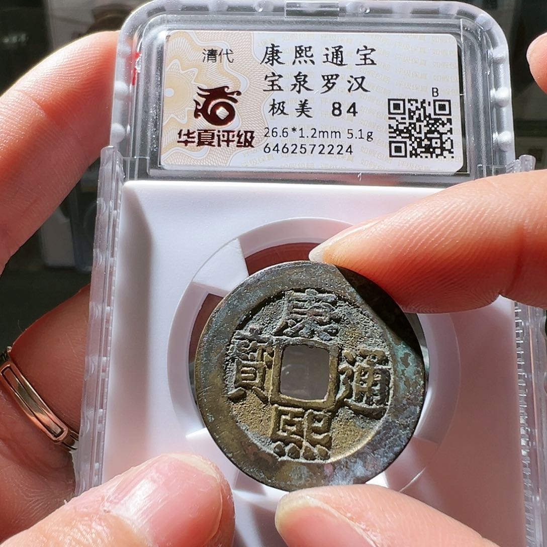 铜康熙罗汉厚重。华夏天玺总店