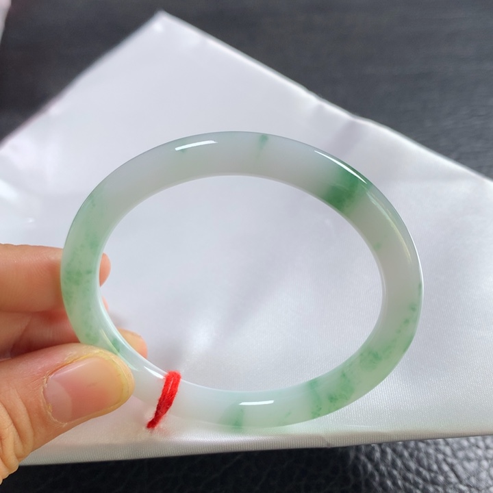 翡翠未镶嵌手镯（贵妃镯）54圈