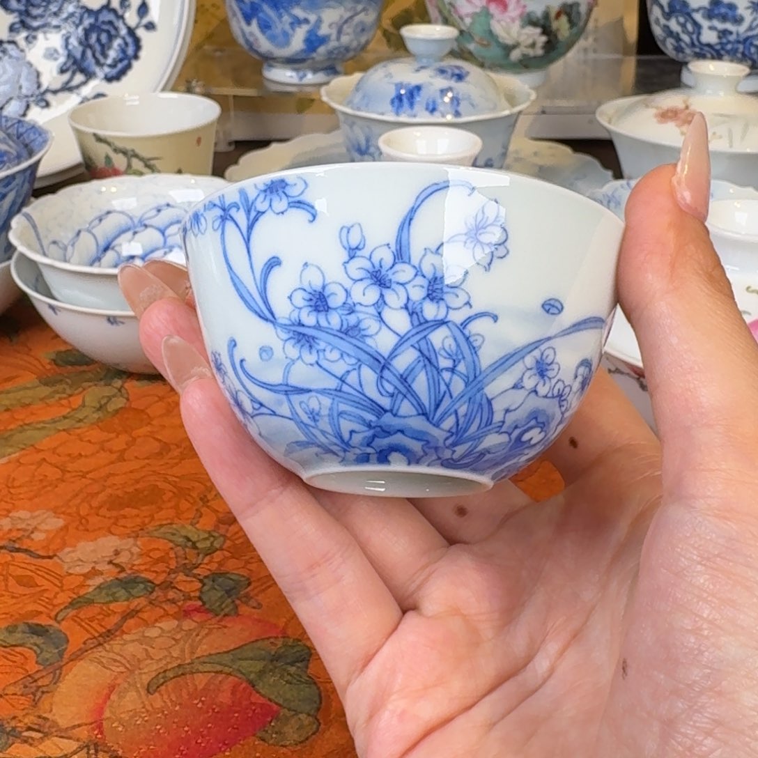 淡描青花水仙花卧足杯