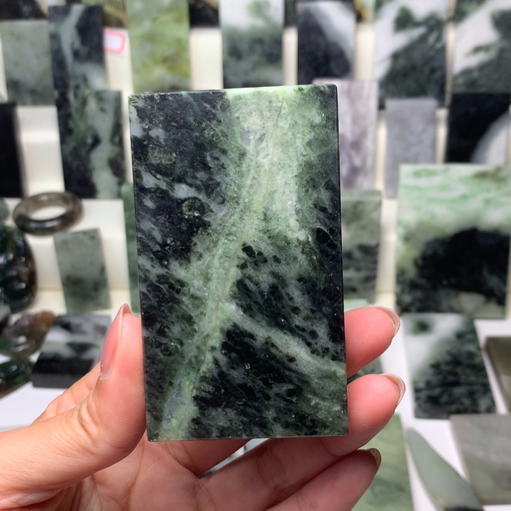 独山玉颈饰未镶嵌