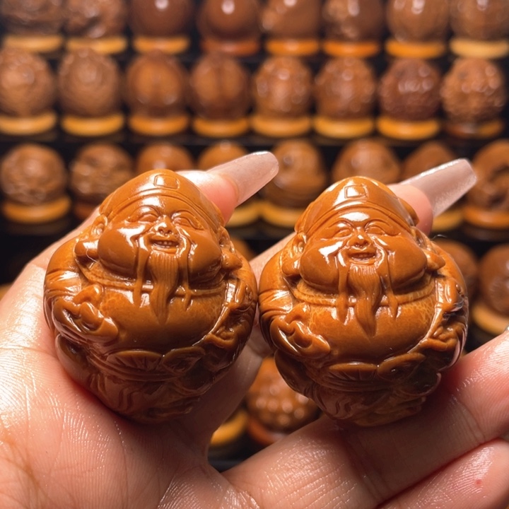 橄榄核把件崔***。橄榄雕刻