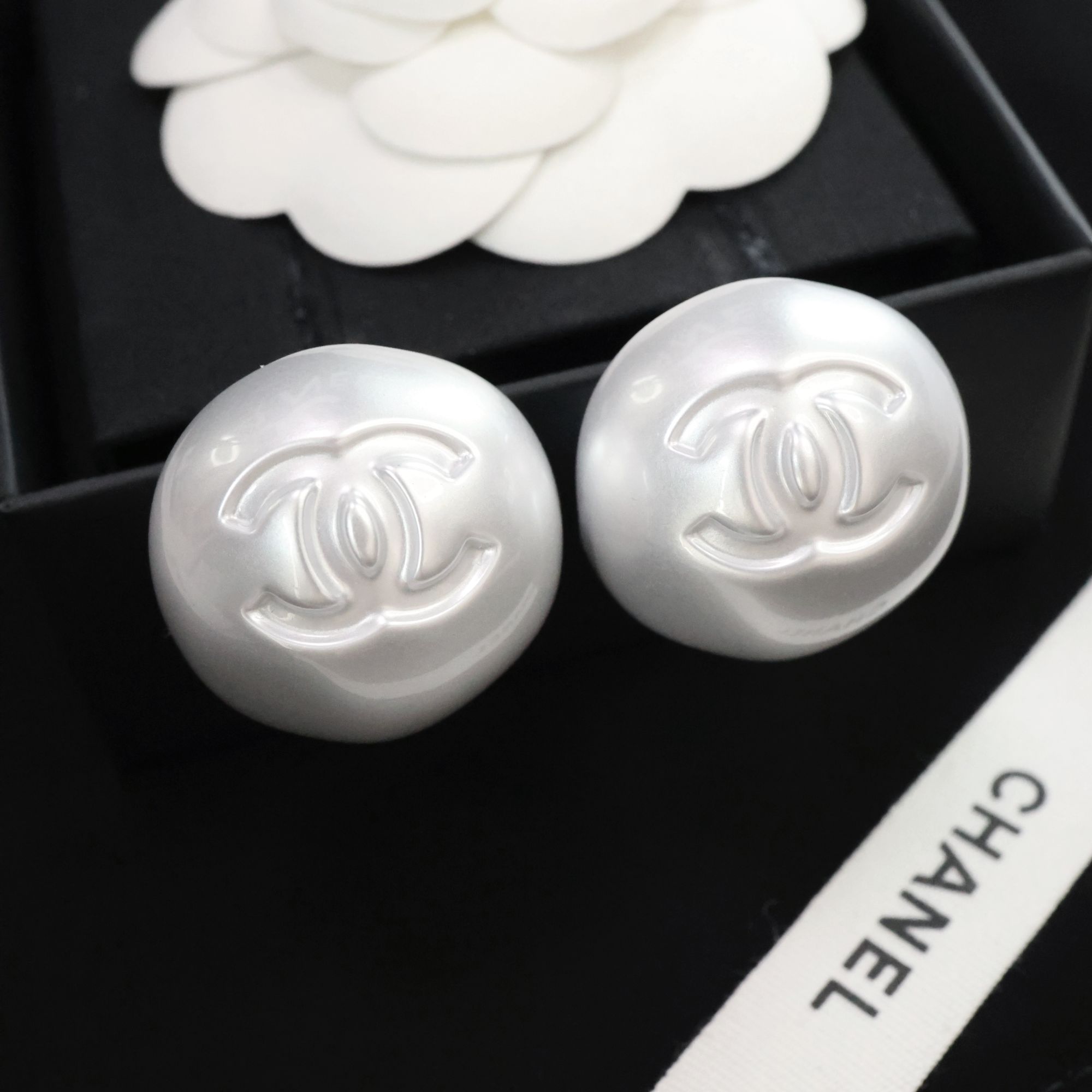 未使用 Chanel/香奈儿 25年新款大号白色珍珠书包扣圆球耳钉06210